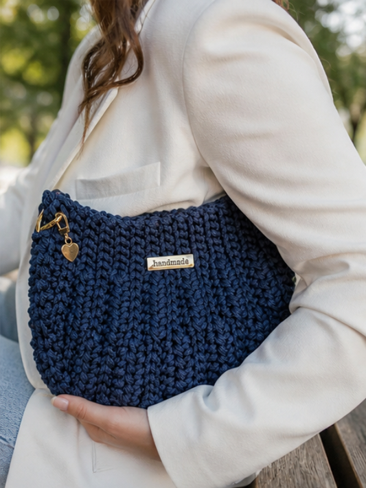 Geantă croșetată handmade – Eleganta în nuanțe de bleumarin