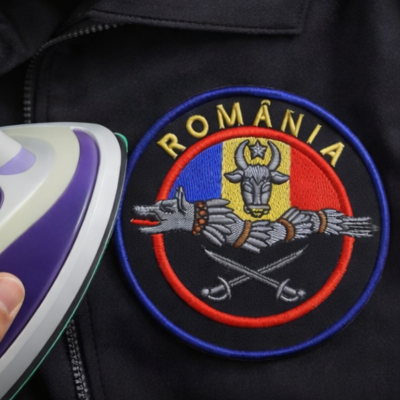 Patch Brodat ROMÂNIA – Emblemă Tricolor cu Cap de Bour